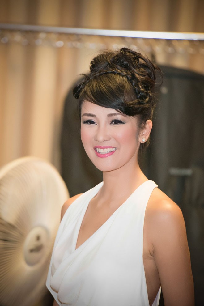 Hồng Nhung khoe vòng một sexy bất chấp tuổi tác - ảnh 10